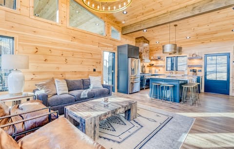 Successful Airbnb property: Upscale Cabin on Toccoa River with gorgeous views! in Epworth