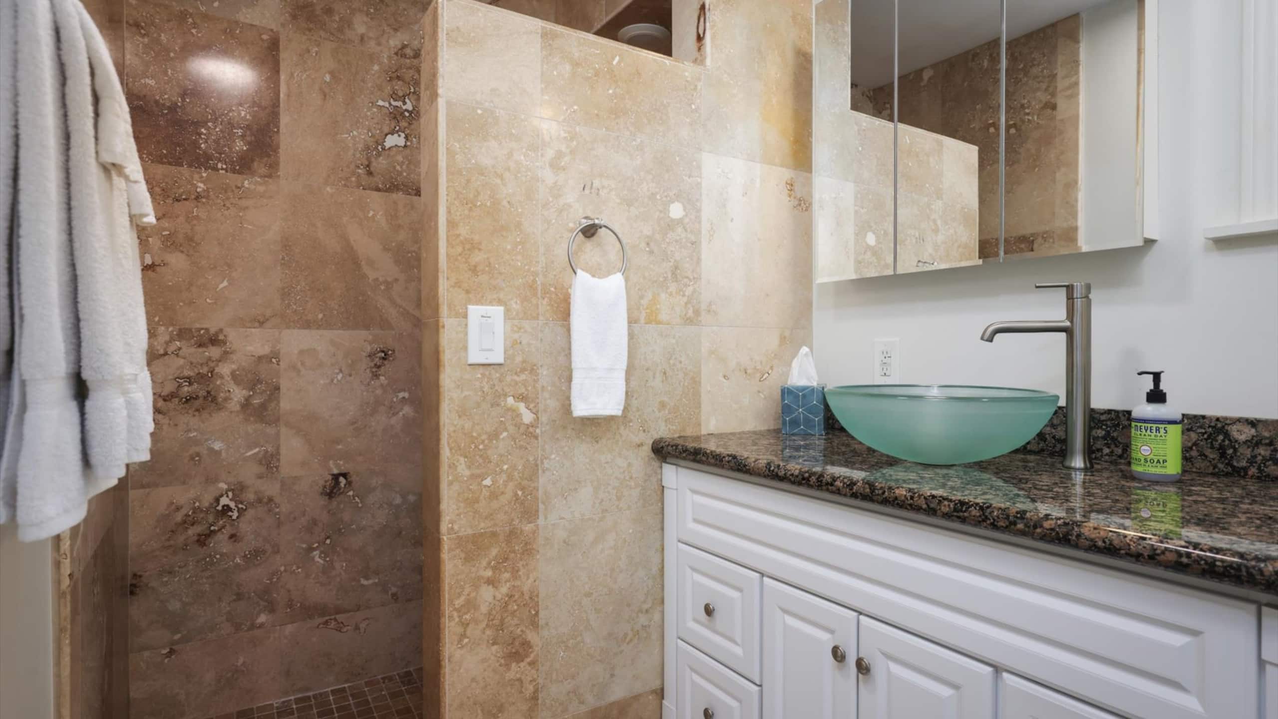 Home in Kailua-Kona · ★4.73 · 3 bedrooms · 5 beds · 3 shared baths - Image 14