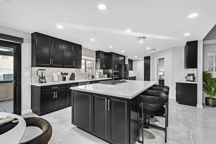 Luxury 6BR Vegas Villa | Pool & Spa • Near Strip gallery image 4