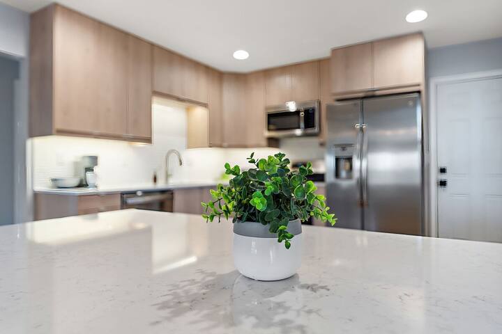 6BR Scandi Hōm|3min Walk To Lake|Free Parking gallery image 3