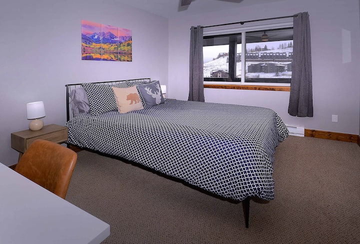 Gostinjska soba s bračnim krevetom (160x200), radni stol