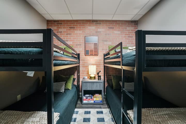 Prostrana soba na kat idealna je za grupne boravke s modernim uređenjem i pažljivo osmišljenim detaljima.