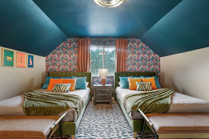 Spavaća soba u tematici džungle s dva bračna kreveta (160x200), živopisnim uređenjem i pripadajućom kupaonicom s WC-om za maksimalnu praktičnost.