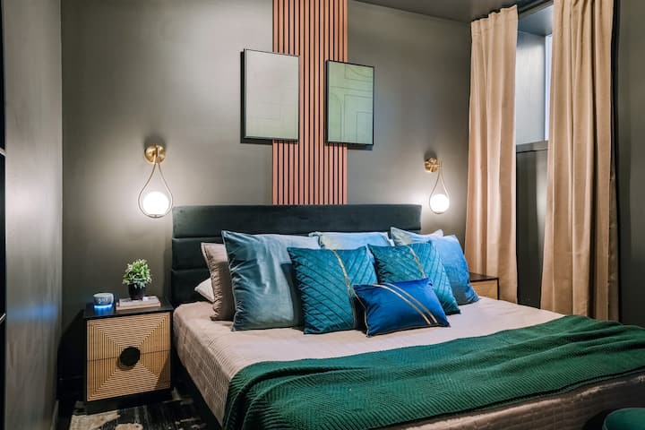 Odmorite se u udobnosti i stilu u ovoj elegantno uređenoj spavaćoj sobi s velikom plišanom posteljinom.