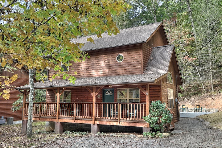 Rocky Top Retreat | Hot Tub + Fire Pit - Gatlinburg, TN