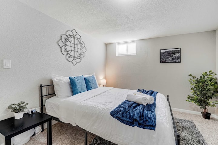 Dormitorio espacioso y acogedor con una cómoda cama queen: un refugio tranquilo en tu suite privada