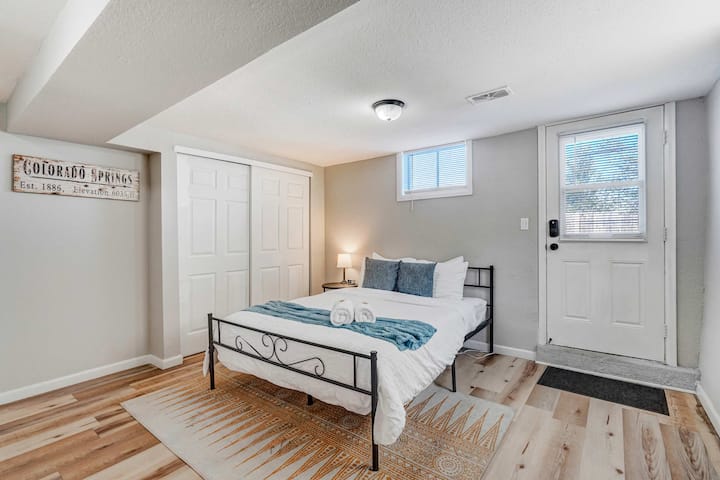 Dormitorio luminoso y acogedor con acceso directo a tu entrada privada: relájate cómodamente con fácil acceso de entrada y salida.