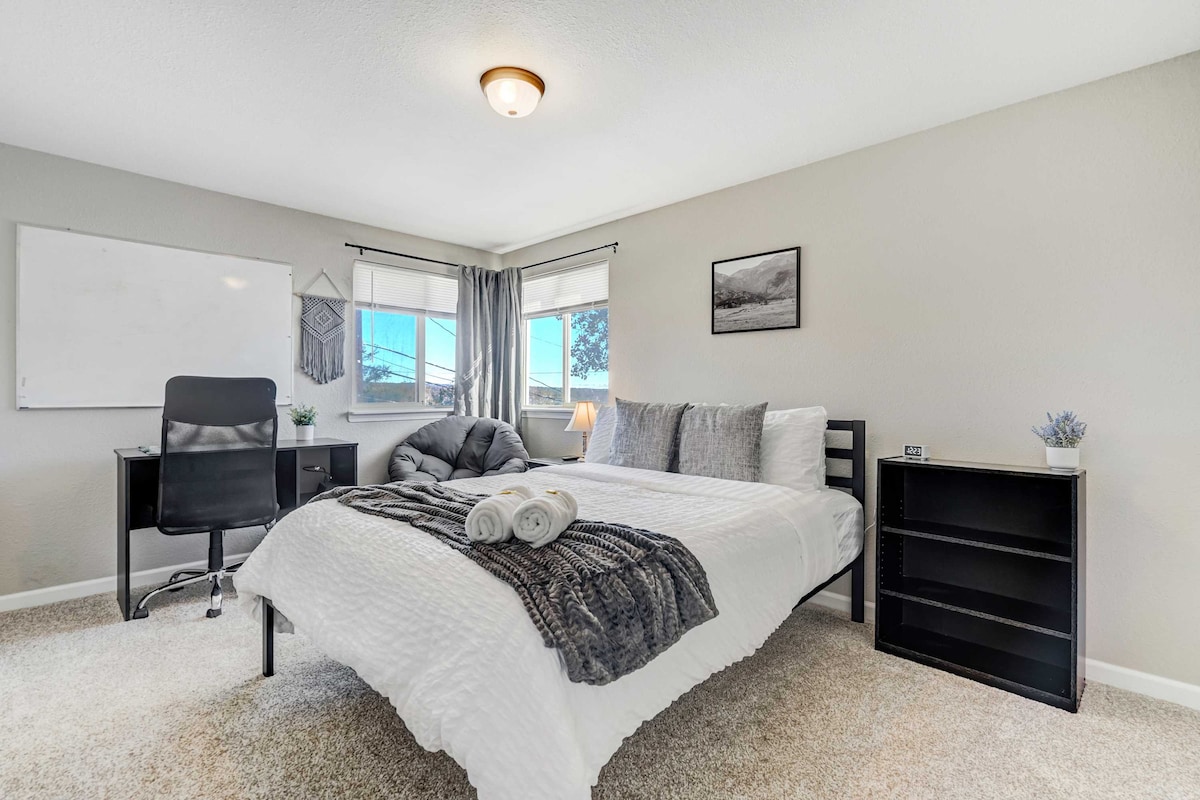 Dormitorio luminoso y espacioso: relájate en esta cómoda cama tamaño queen, con mucha luz natural y un cómodo espacio de trabajo para tu estancia.