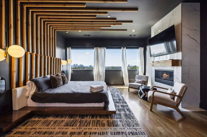 Luxury Skyline Mansion: Pool, Hot Tub & Game Room! gallery image 3