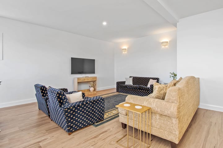 Vista Heights | Contemporary Entertainer - Wagga Wagga