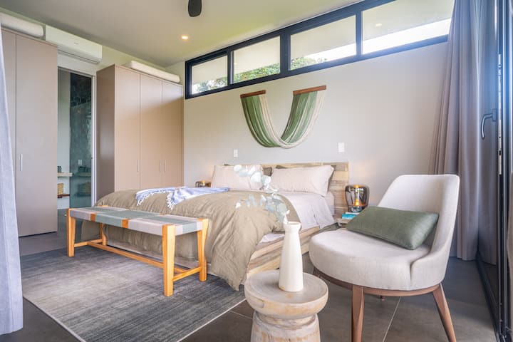 Vipande vya mapambo vya kifahari huongeza mguso wa hali ya juu kwenye chumba