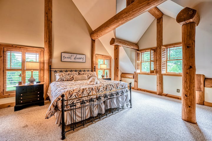 Მშვიდად დაიძინეთ ლოფტის სტილის ამ განსაცვიფრებელ საძინებელში, რომელიც აღჭურვილია თაღოვანი ჭერით, ხის კოჭებითა და უხვი ბუნებრივი განათებით მყუდრო დასვენებისთვის.