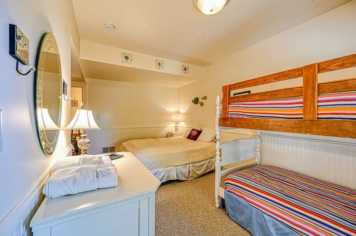 Ოჯახებისთვის იდეალურია. ამ მყუდრო საძინებელში არის ორადგილიანი საწოლი, მომხიბლავი ორსართულიანი საწოლები და რბილი განათება კომფორტული სტუმრობისთვის.