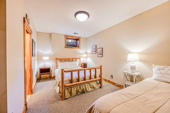 Დაისვენეთ ამ მყუდრო საძინებელში, რომელშიც არის ხის მომხიბლავი საწოლის ჩარჩო, დამატებითი ორადგილიანი საწოლი და რბილი განათება მშვიდი სტუმრობისთვის.