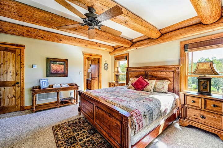 Დაისვენეთ ამ ფართო და მყუდრო საძინებელში, რომელშიც ხის სოფლის კოჭები, ქვის აქცენტიანი კედელი, კომფორტული დასაჯდომი და მომხიბლავი დეკორი იდეალური დასვენებისთვის.