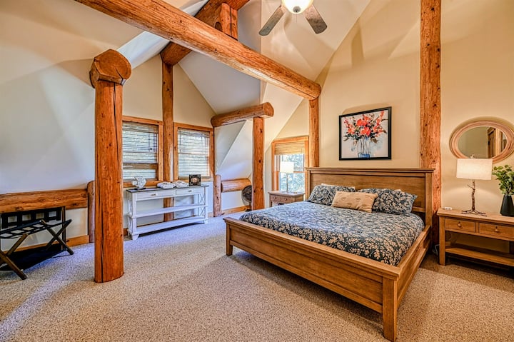 Დაისვენეთ ამ ფართო და ელეგანტურ საძინებელში, რომელშიც არის თაღოვანი ჭერი, სოფლის ხის კოჭები და კარგად მოფიქრებული დეკორი მყუდრო სტუმრობისთვის.