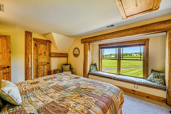 Დაისვენეთ ამ მყუდრო საძინებელში, სადაც ხის აქცენტები, კომფორტული საწოლი და ფანჯრის მომხიბლავი სავარძელი იშლება თვალწარმტაცი ხედებით.