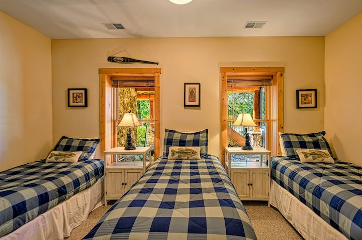 Ეს მომხიბლავი საძინებელი გთავაზობთ სამ ორადგილიან საწოლს მყუდრო თეთრეულით, ხის თბილი აქცენტებით და ბუნებრივი განათებით ორი თვალწარმტაცი ფანჯრიდან.