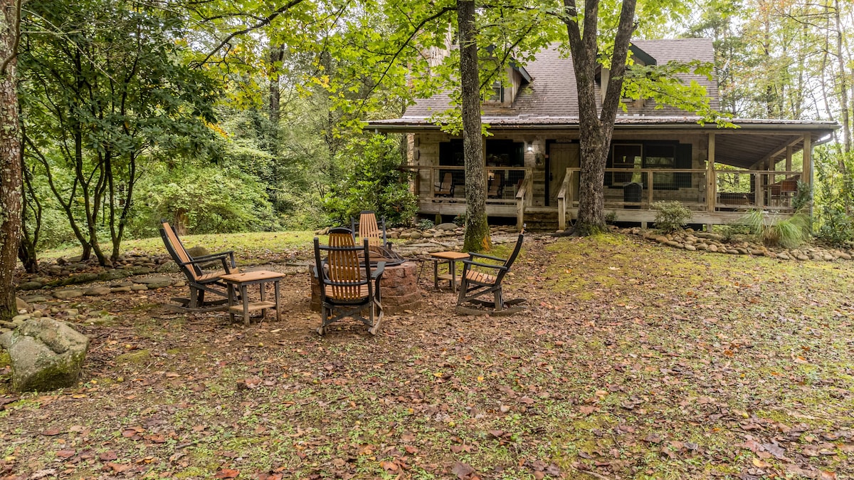Bear's Den | Hot Tub + Secluded - Cabins for Rent in Gatlinburg