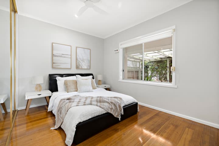 Spavaća soba 2 s bračnim krevetom, ormarom i stropnim ventilatorom