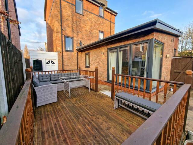 4 Bed Home in Altrincham by City SuperHost gallery image 2