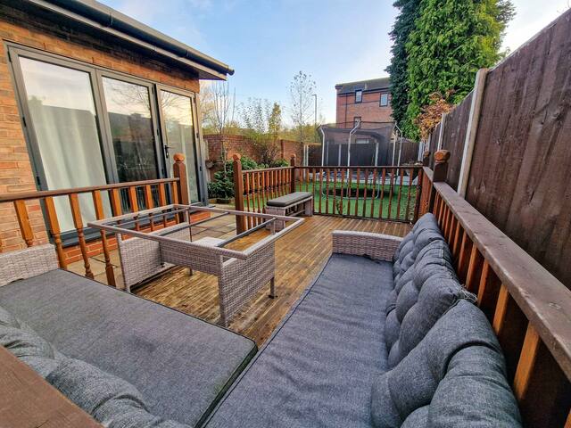 4 Bed Home in Altrincham by City SuperHost gallery image 4