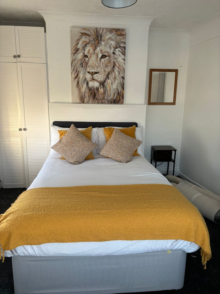 Spacious 3BR Brighton Bungalow with Free Parking - Bungalows for Rent ...