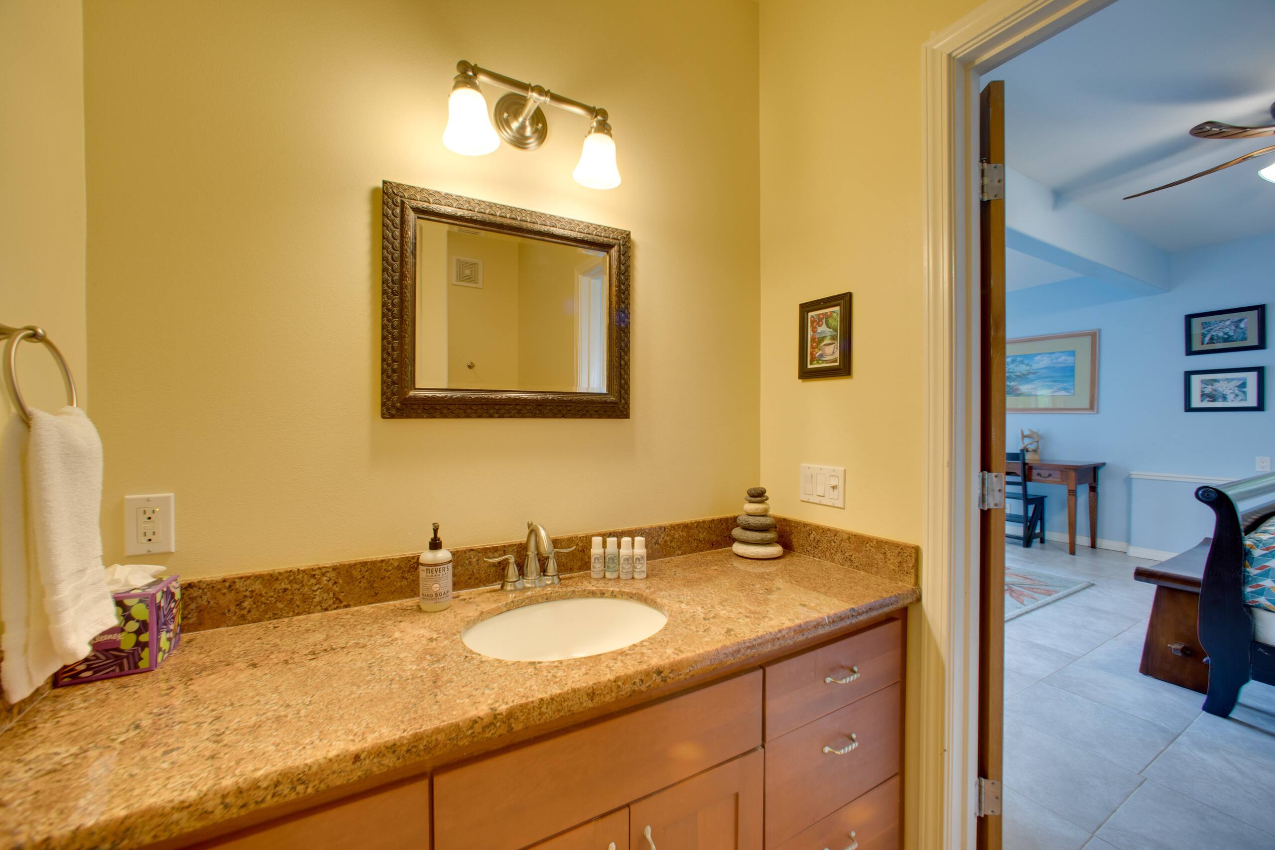 8 Mi to Magic Sands Beach: Tranquil Home w/ Lanai! - Photo 11