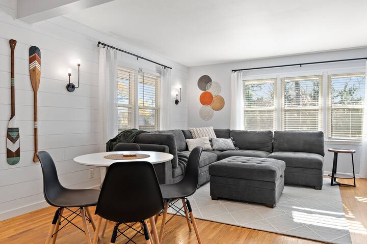 Sleek Scandi 4BR|Free Parking gallery image 2