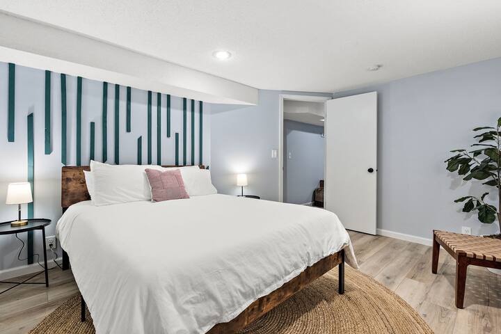 Sleek Scandi 4BR|Free Parking gallery image 4