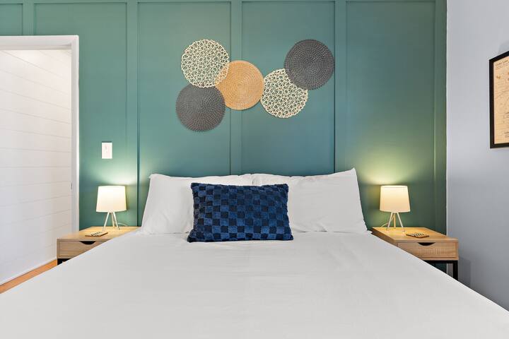 Sleek Scandi 4BR|Free Parking gallery image 5