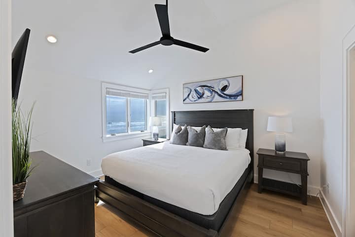 Bedroom 2 - King Suite - Private Bathroom - TV - Second Floor