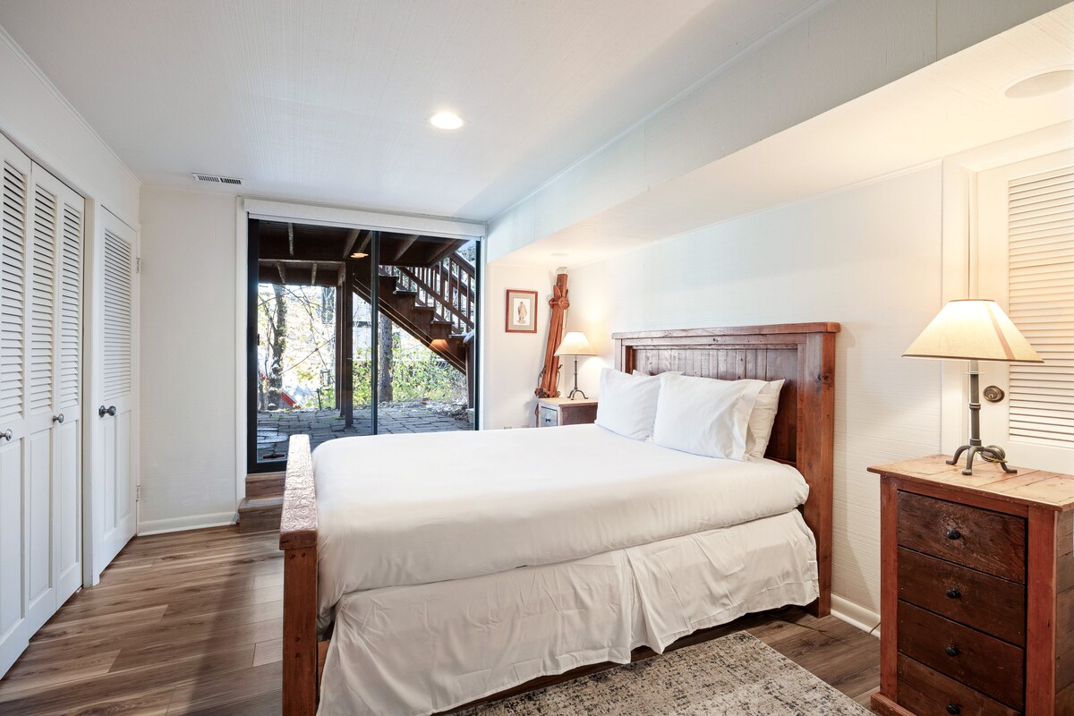 - საძინებელი ორადგილიანი საწოლითა და სოფლის ხის ავეჯით  
- შუშის გასრიალებული კარები გადის ხეებისა და მთის ჰაერის ხედებით  
- თბილი განათება და მარტივი დიზაინი აქცევს ამ მშვიდ დასვენებას