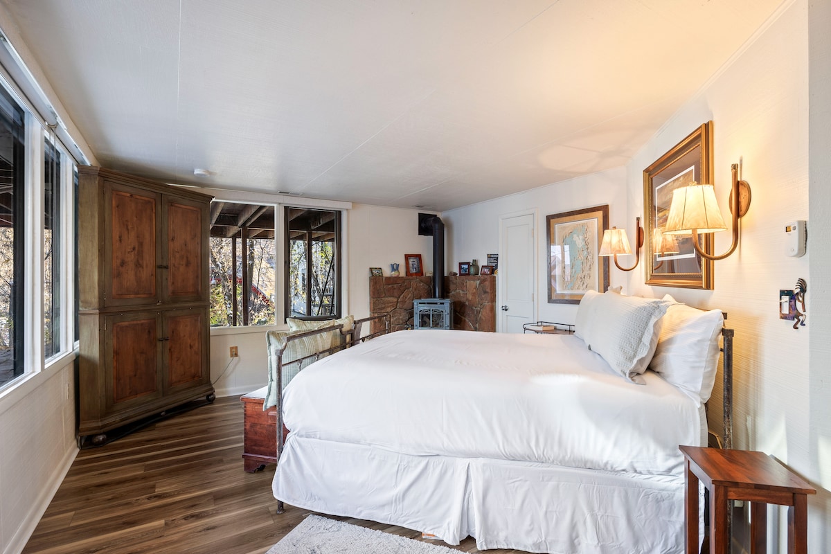 - ნათელი საძინებელი დიდი ფანჯრებით, რომლიდანაც ხის მშვიდი ხედები იშლება  
- პლუშის თეთრეული უზრუნველყოფს მშვიდ ღამეებს მთის თავგადასავლების შემდეგ  
- სოფლის შტრიხები და შეშის ღუმელი მყუდრო მთის ხის სახლს ხიბლს სძენს