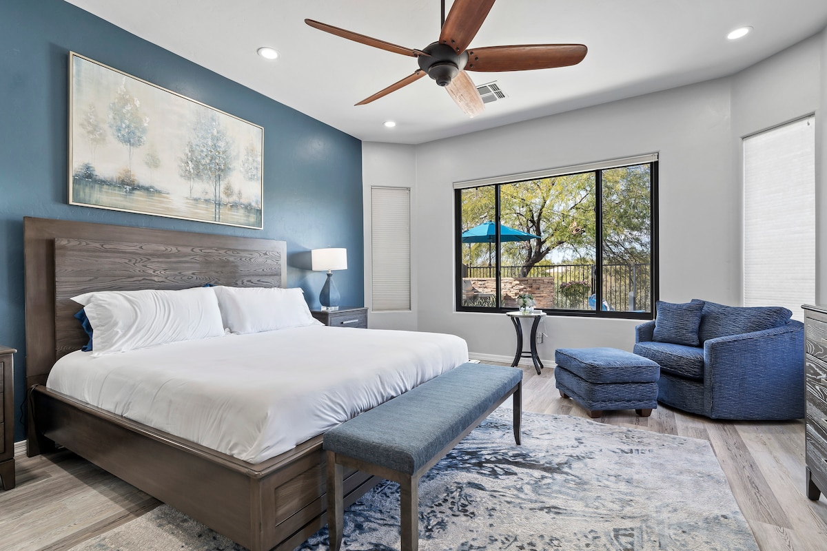 Შეაბიჯეთ წყნარ ძირითად საძინებელში, სადაც არის რეგულირებადი დიდი ზომის საწოლი სრული კომფორტისთვის, 85 დიუმიანი Samsung 4K სმარტ-ტელევიზორი და უამრავი სათავსო, რომ თავი ისე იგრძნოთ, როგორც საკუთარ სახლში. Გაიღვიძეთ უკანა ეზოს განსაცვიფრებელი ხედებით, რომლიდანაც იშლება ბუნების სილამაზე