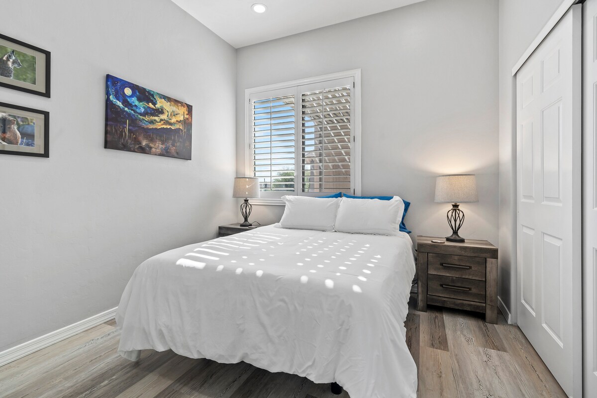 Ეს საძინებელი ლამაზი ბუნებრივი განათებითაა გაჟღენთილი და აღჭურვილია კომფორტული საწოლი დედოფლის ზომის საწოლით, რომელიც რეგულირებადი ფუძეა სრული განტვირთვისთვის.