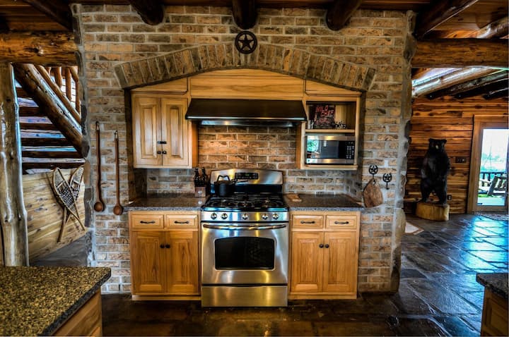 Crest Lodge | Hot Tub • Game Room • Group Friendly - West Lafayette, OH