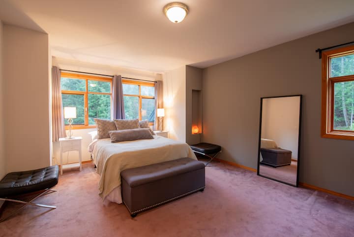 המיטה בתמונה הזו הוחלפה מאז במיטת קינג - סייז.  