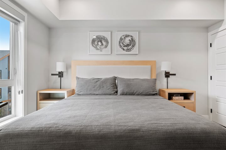 Camera da letto principale con letto king size e TV
