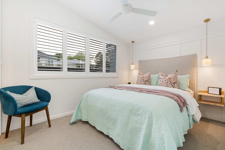O segundo quarto Queen. Uma cômoda, espelho e espaço para pendurar também estão localizados neste quarto, no entanto, não são vistos aqui.