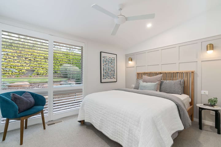 O segundo quarto Queen. Um guarda-roupa também está localizado neste quarto, no entanto, não é visto aqui.