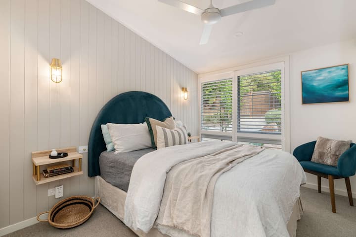 O quarto de casal. Um grande espelho e guarda-roupa também estão localizados neste quarto, no entanto, não visto aqui.