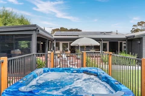 Top Airbnb: Luxury Retreat - Spa, Beach, Wineries in Mornington