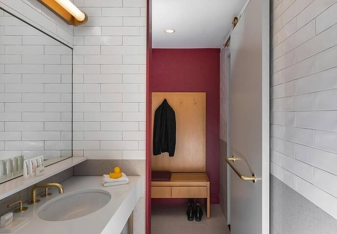 2 Spacious Units Near Chicago History Museum! gallery image 3