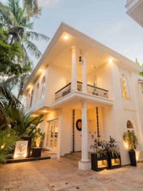 Garden Haven: 3-BHK W/ Garden, Pool & Jacuzzi