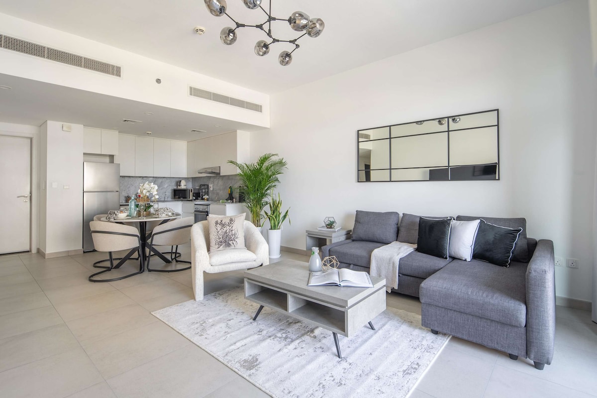 Top Airbnb: Modern 1BR Near to Burj Al Arab and Jumeirah Beach in Umm Suqeim Third
