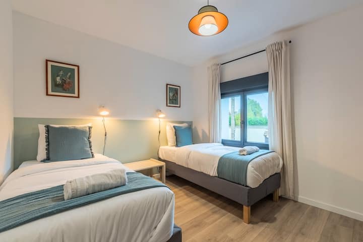 3 bedroom house with garden & parking, near tram