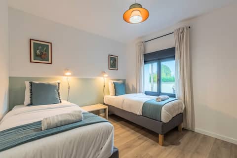 3 bedroom house with garden & parking, near tram