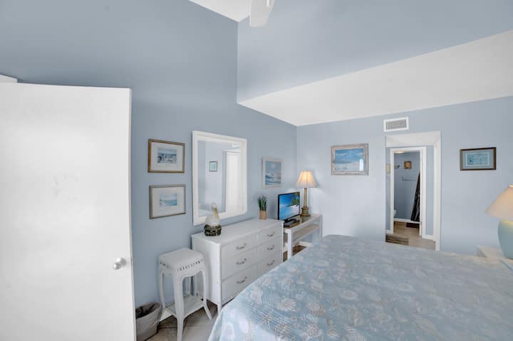 Საძინებელი 1 დაბლა, დამხმარე სააბაზანოთი