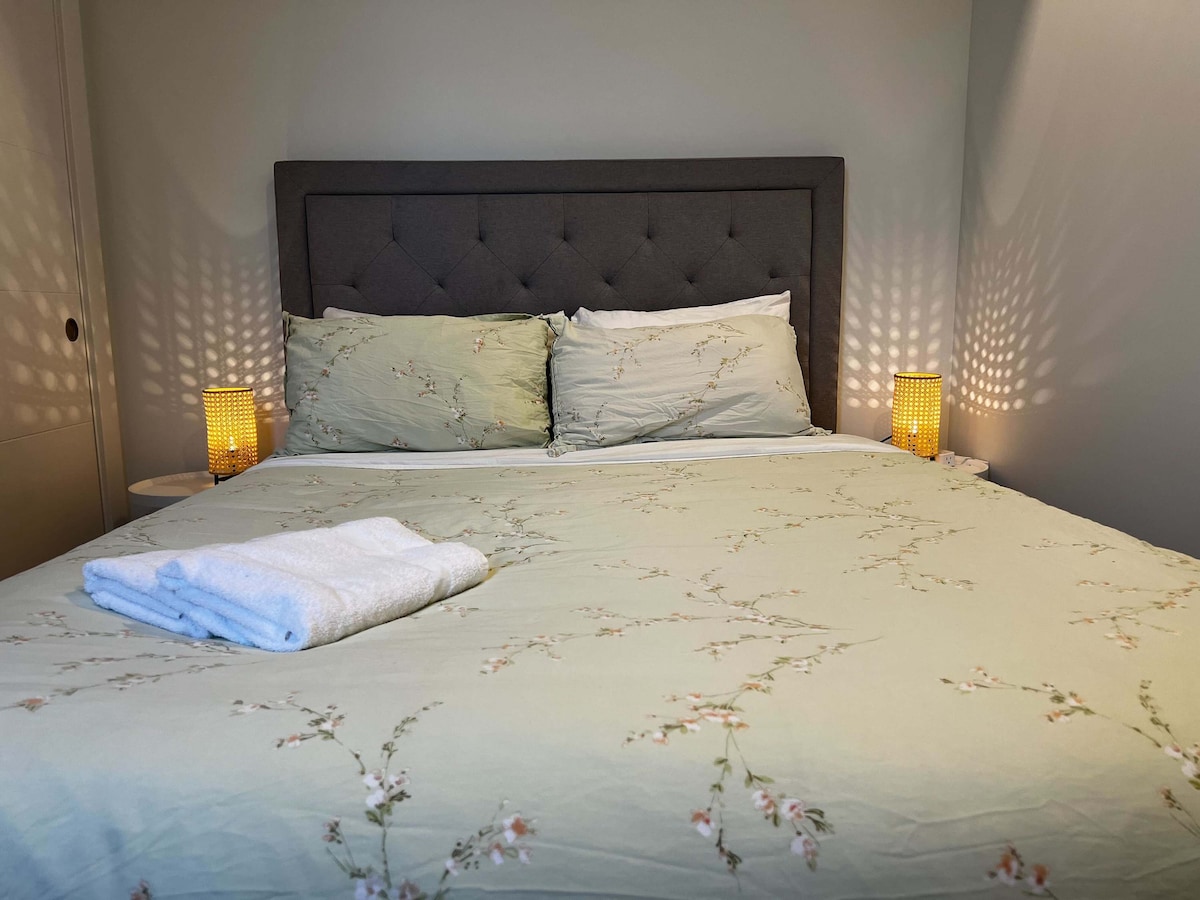 Çlodhu në një dhomë gjumi të ngrohtë dhe ftuese me një dollap të integruar dhe rehati me madhësi dopio "queen".